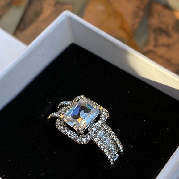 Beautiful Ring - Picture 6 of 9